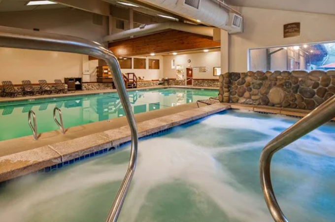 piscina e hidromassagem hospedagem imersão monte shasta Olimpo