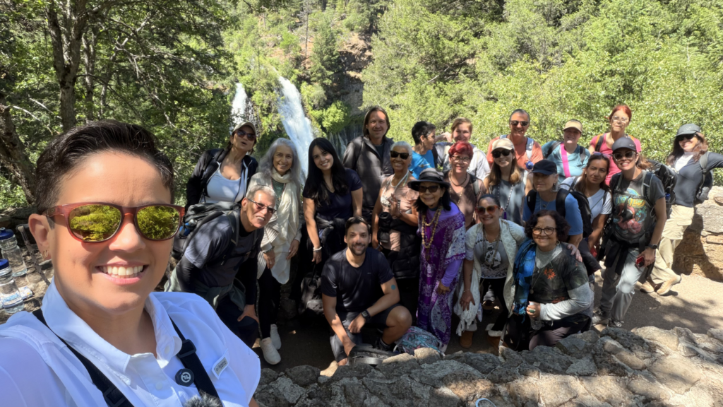 Participantes da Imersão Monte Shasta em trilha no bosque