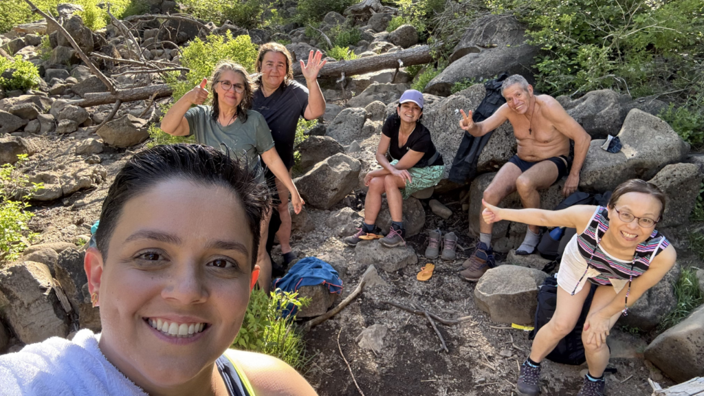Participantes da Imersão Monte Shasta em trilha no bosque