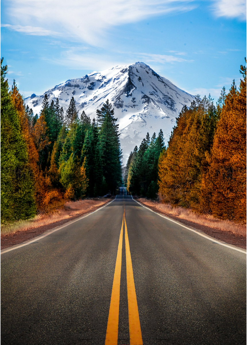Estrada em direção ao Monte Shasta com montanha nevada ao fundo